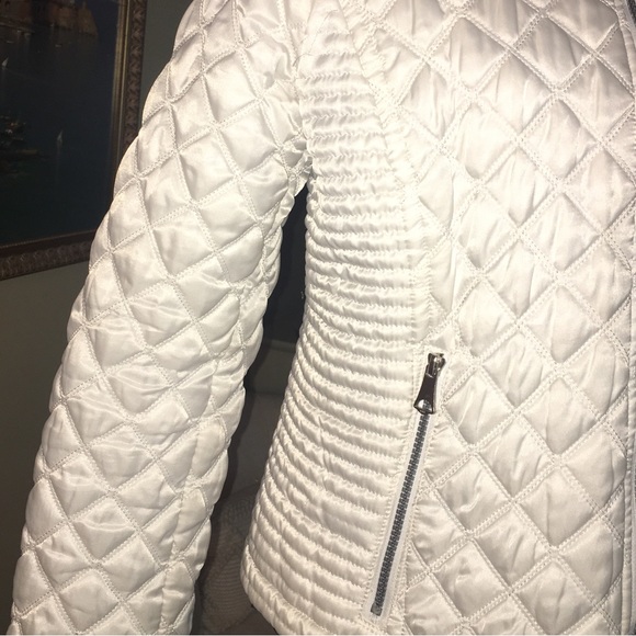 Marc New York Andrew Marc White Quilted Puffer Jacket in Size Medium. - Picture 5 of 15